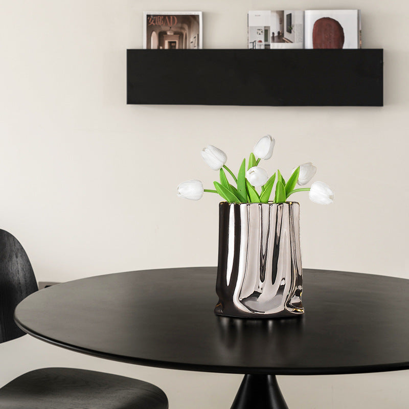 Modern Metallic Vase: Embrace Springtime Romance 🌷