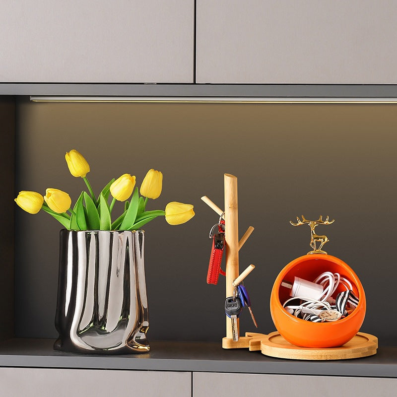 Modern Metallic Vase: Embrace Springtime Romance 🌷